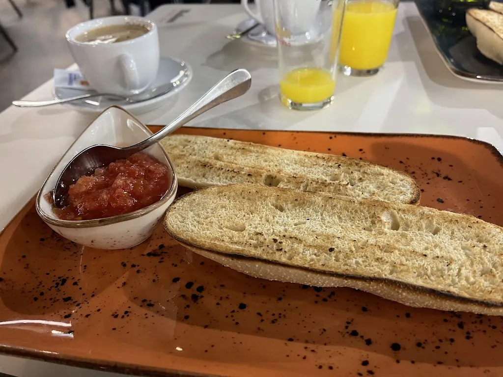 Yaser Koutb Barrios_Cafetería Los Madroños_Velilla de San Antonio_recensione