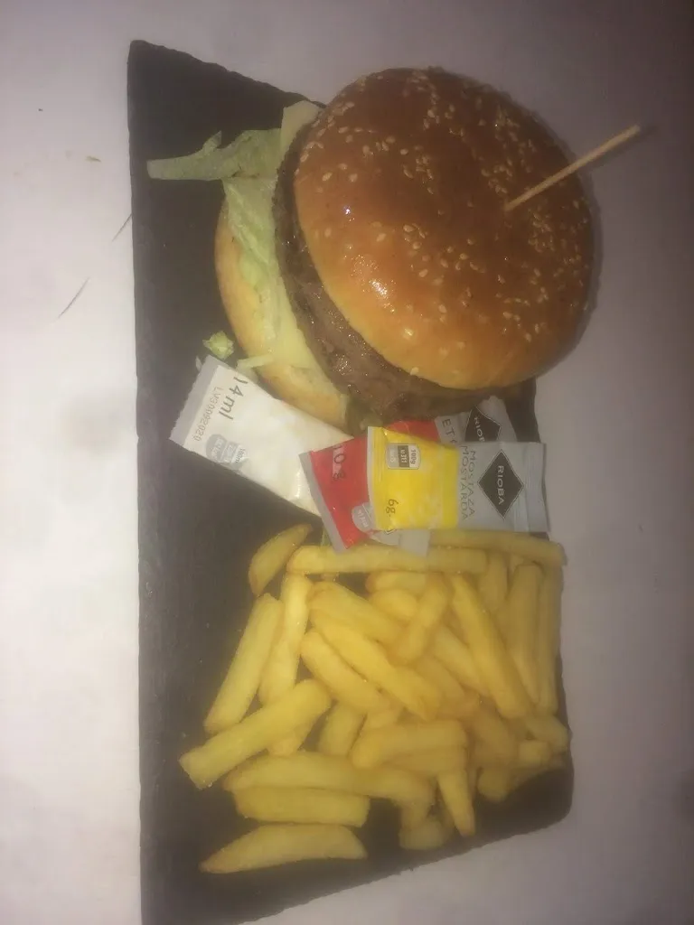 Menu_Capricco pizzería kebab_Velilla de San Antonio_image_7