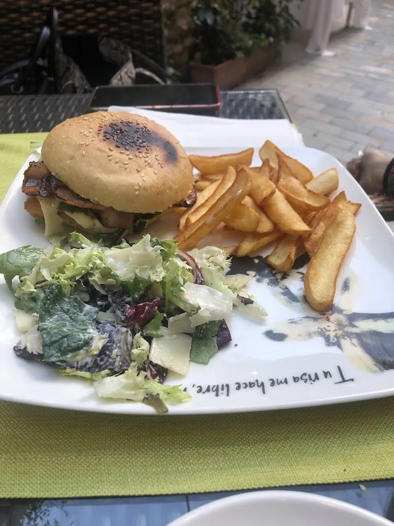 Jose Alejandro Maniviesa_Terraza las Huellas de Miguel Hernández_Orihuela_review