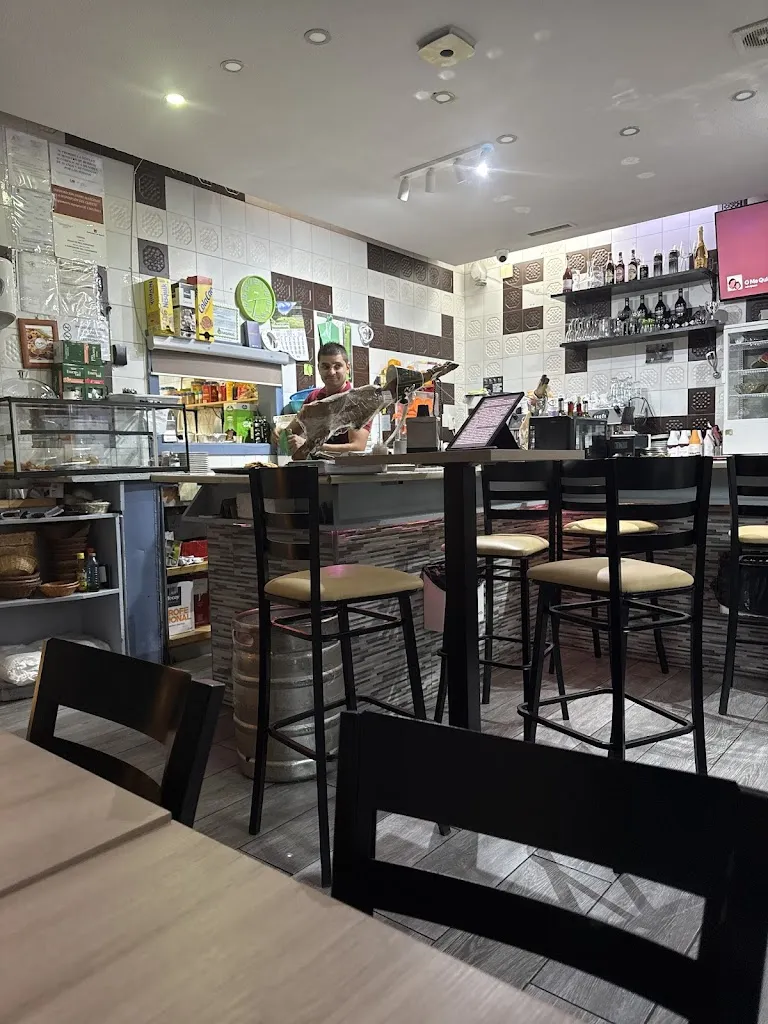 Luis Carlos Diaz_Crystyan Arena cafeteria Bar_Arenas_review