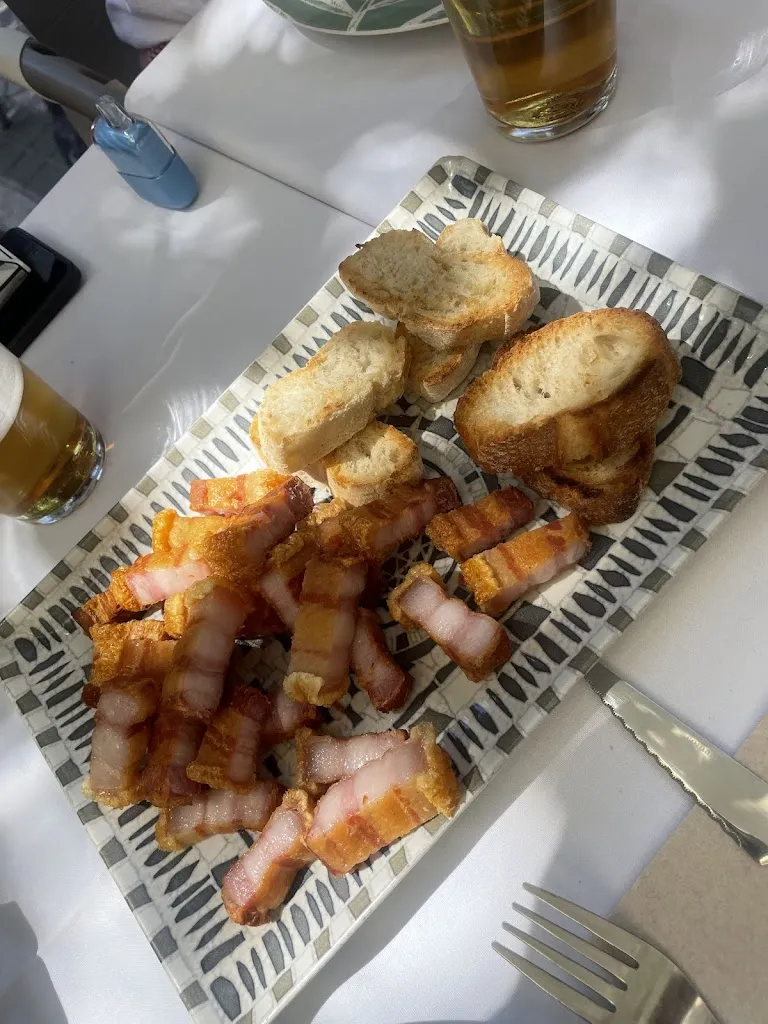 Claudia Blanca_Crystyan Arena cafeteria Bar_Arenas_review