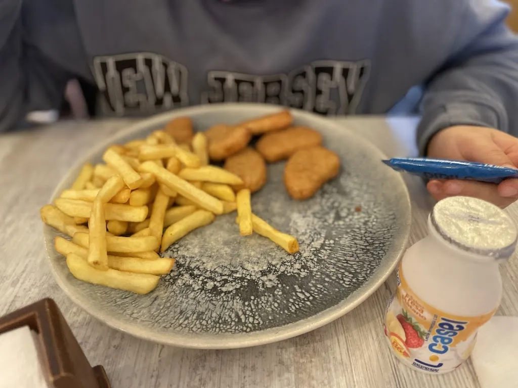 Claudia Aguilar Flores_Bar Kpri_Arriate_review