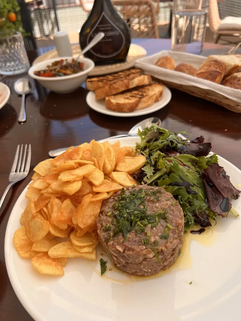 Sarah Jhos_La Escalera De Balthazar_Benahavís_recensione