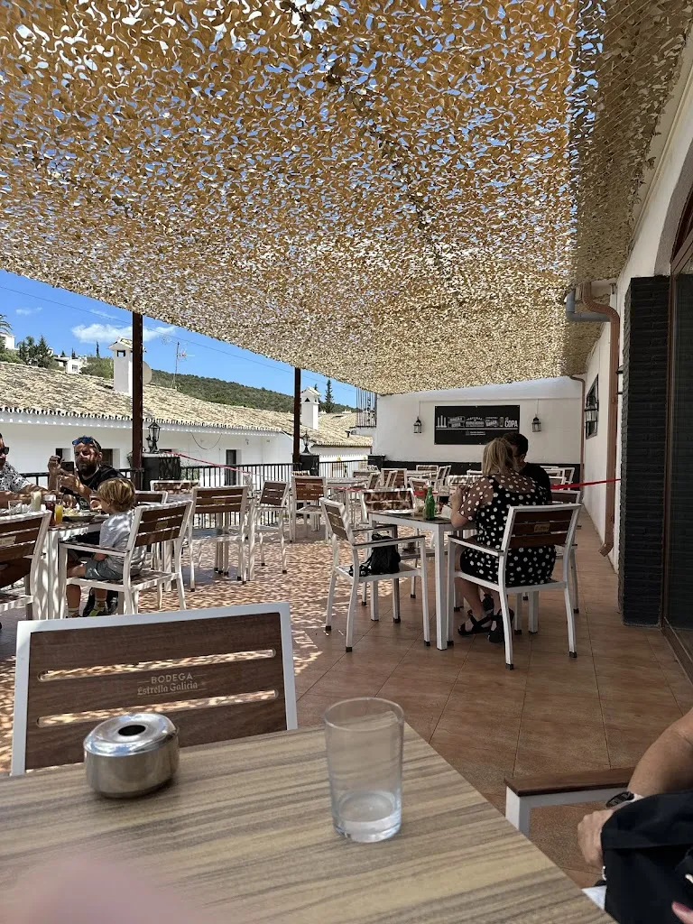 David Hopkins_Legends Bar & Restaurant_Benahavís_review