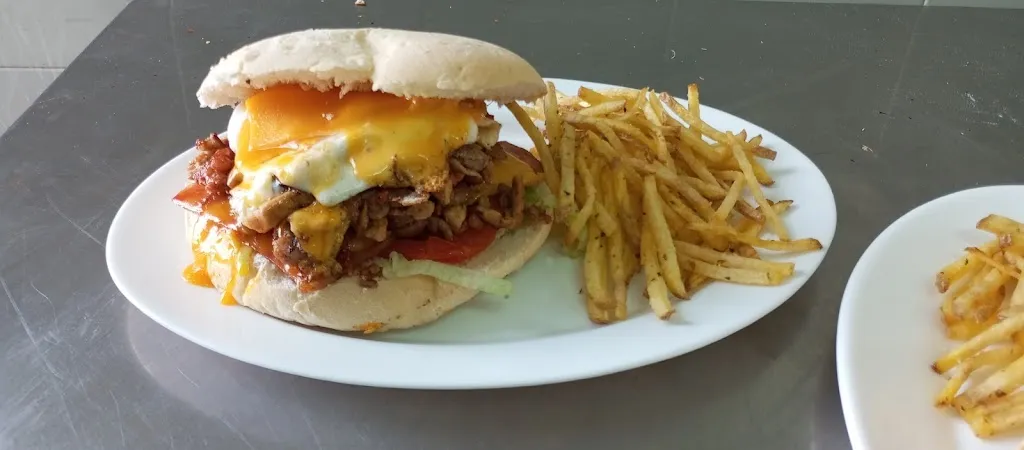 Bar restaurante la Piscina_Cuevas de San Marcos_slider_image_1