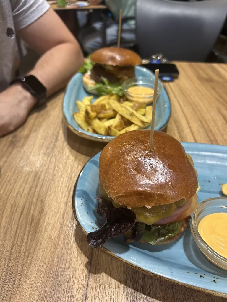 Mari Garcia martin_Burger Rock Station_Cártama_review