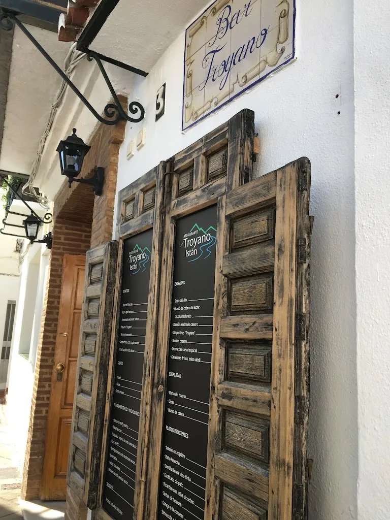 David Hopkins_Istan Plaza_Istán_review