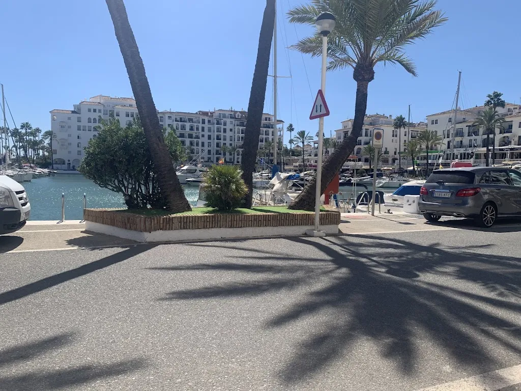 Louise Holwill_VINTAGE Bar & Restaurant_Manilva_review