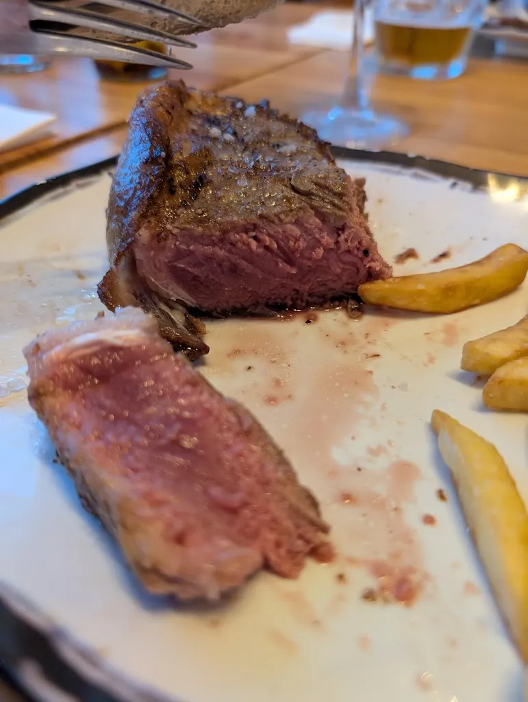 Chris Vickers_Griffin's_Manilva_review