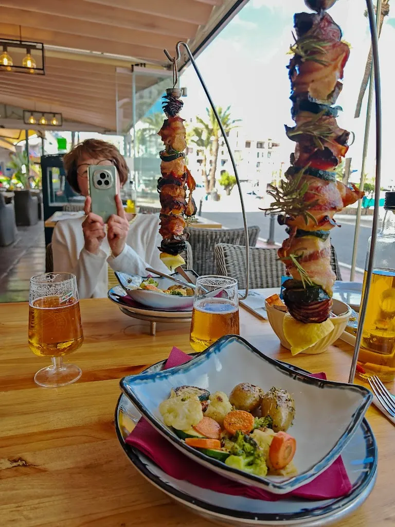 Antti Roine_Griffin's_Manilva_review