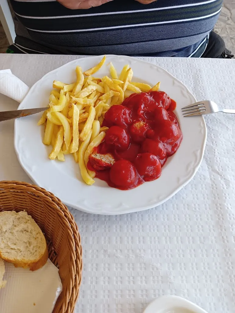 Sarah Rhodes_Hostal Restaurante El Cerezo_Villanueva del Rosario_review