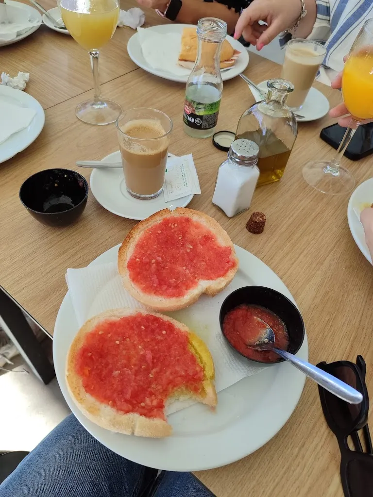 Ana Fernandez_Gasolinera Con Parque_Villanueva del Rosario_review