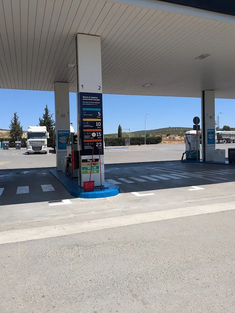 Gonzalo Jorajuría_Gasolinera Con Parque_Villanueva del Rosario_review