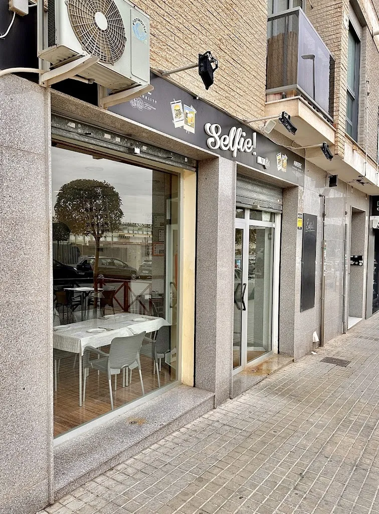 Adri BG_Selfie by Ito_Petrer_review