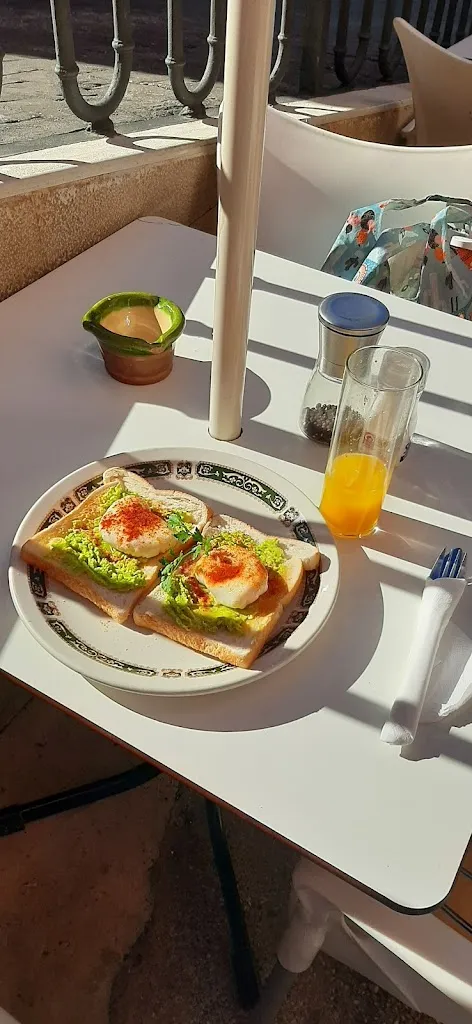 Tracey Stapleton_Cafetería Abatec C B_Relleu_review