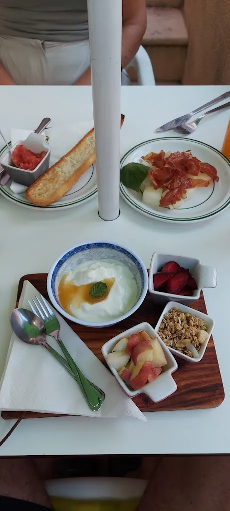 John Holmes_Cafetería Abatec C B_Relleu_review