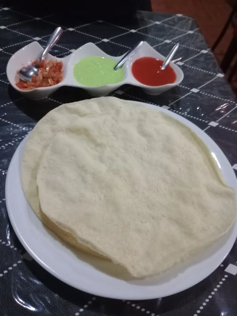 Clara_Restaurantes en Fortuna/ Bombay Fortuna Restaurante y pizzeria Indio_Fortuna_review