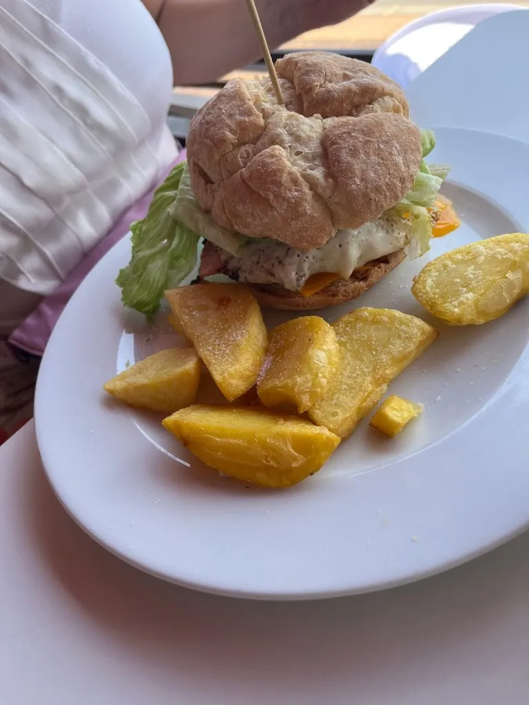 Timea Panczel_kiss cafe_Lo Pagán_review