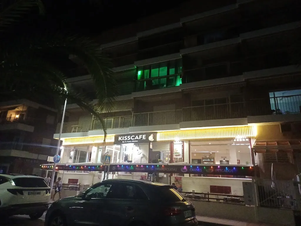 Dirk Liekens_kiss cafe_Lo Pagán_review