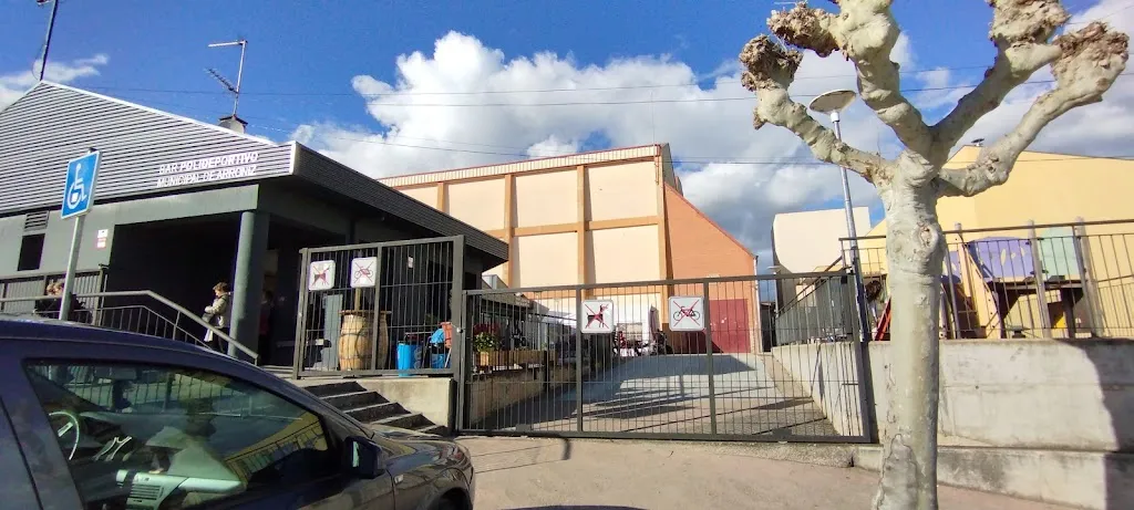 Marisa Escriche Arrastia_Bar Piscinas municipales._Abáigar_recensione