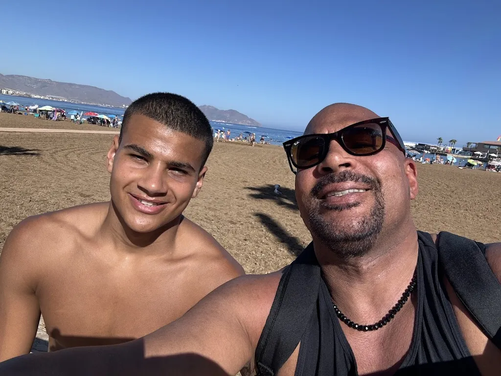 Clarence beeks_Trasiegobar_Totana_review