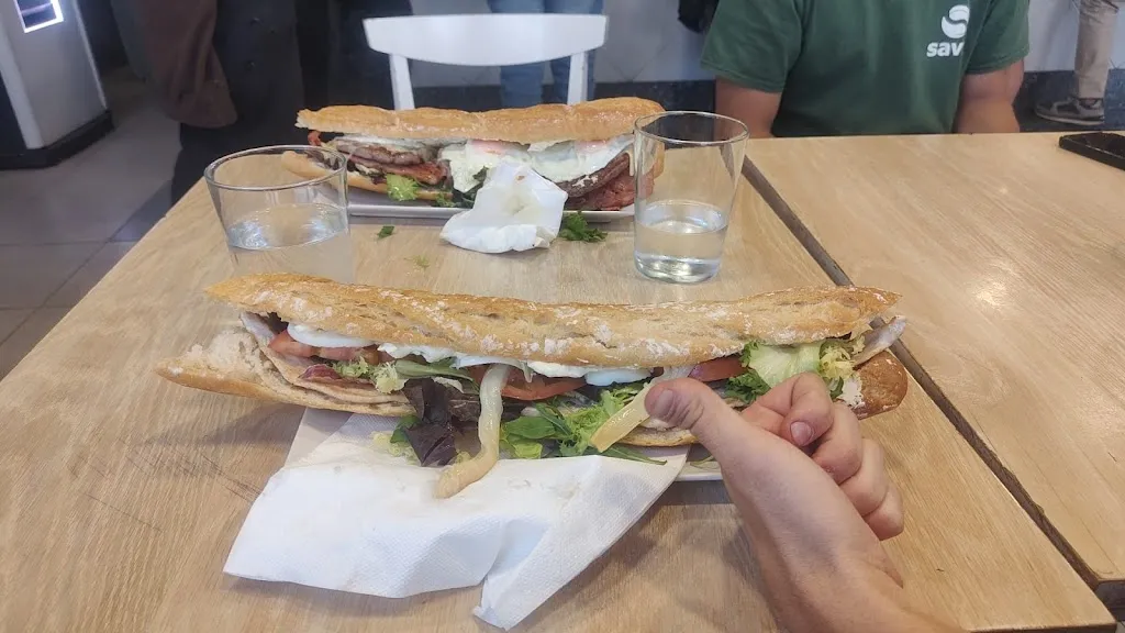 Alfred Castelar_Restaurante Valle de Aranguren - Comida a domicilio en Pamplona_Aranguren_review