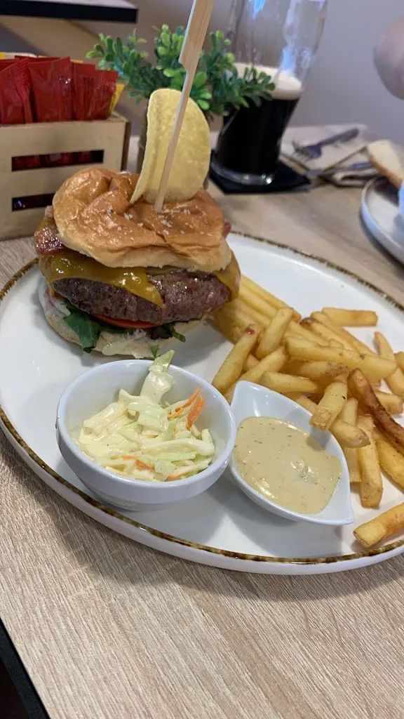 Chris Diecinueve_SixtySix American Bar & Grill_Torre-Pacheco_review