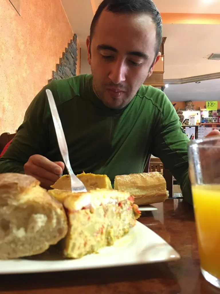 Daniela Oana Banica_Bar Paradise_Atarrabia_review