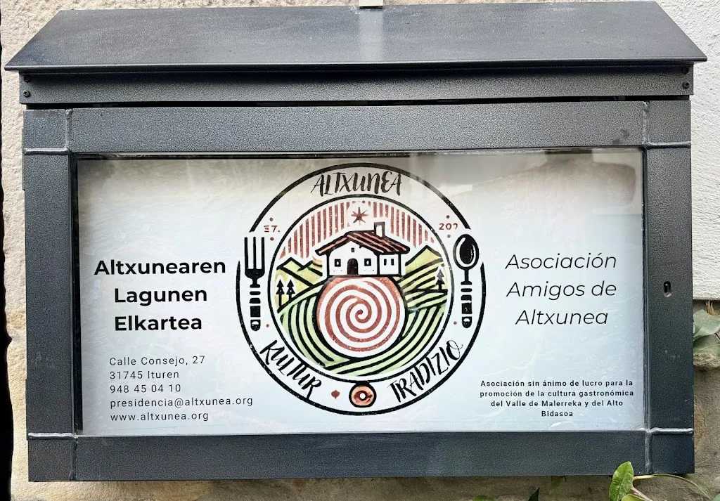 Carina YveRey_Altxunearen lagunak_Basaburua_review