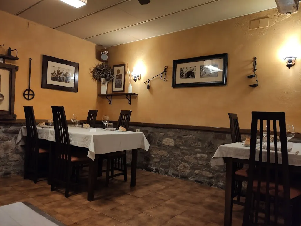 Altxunearen lagunak restaurant in Basaburua