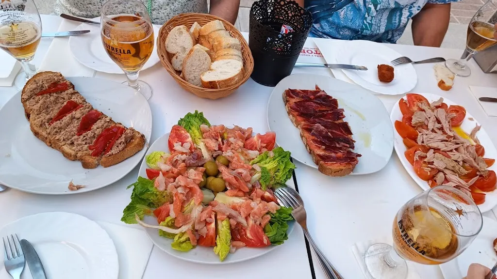 Miquel Badrines_Cafetería El Paso_Busto El_review