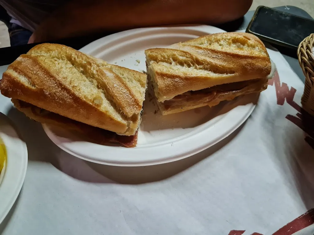 María Fernández Martin_Bar Triángulos_Cadreita_review