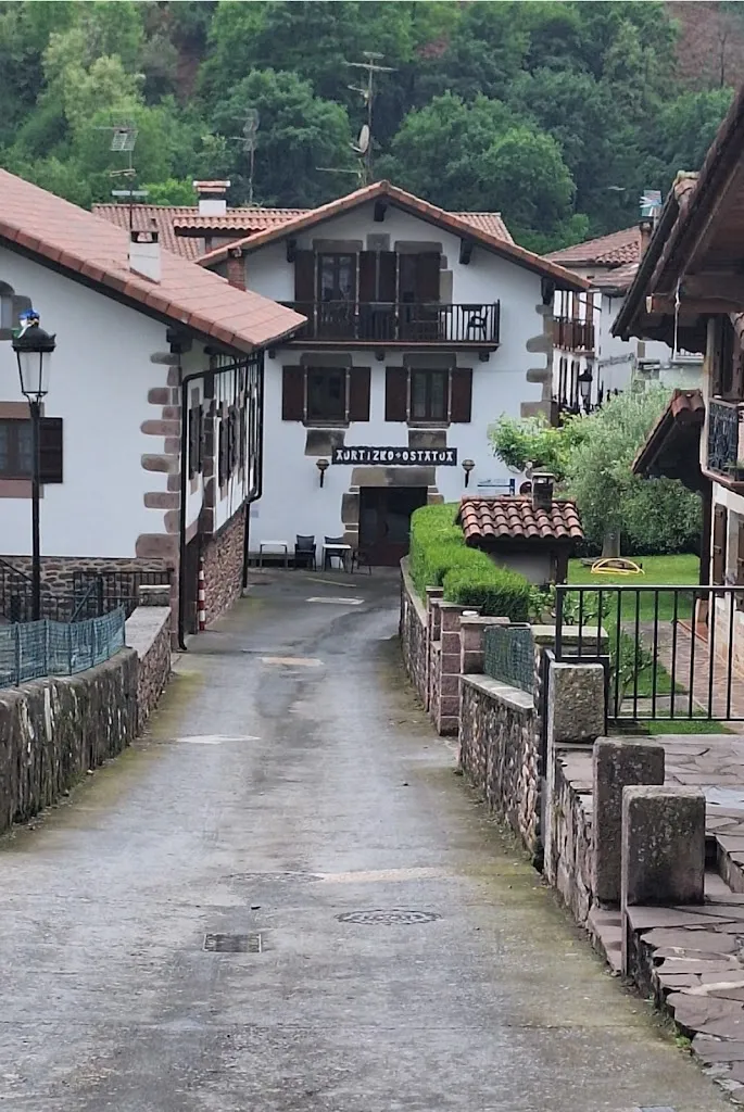 Hostal Mendaurpe restaurant in Doneztebe