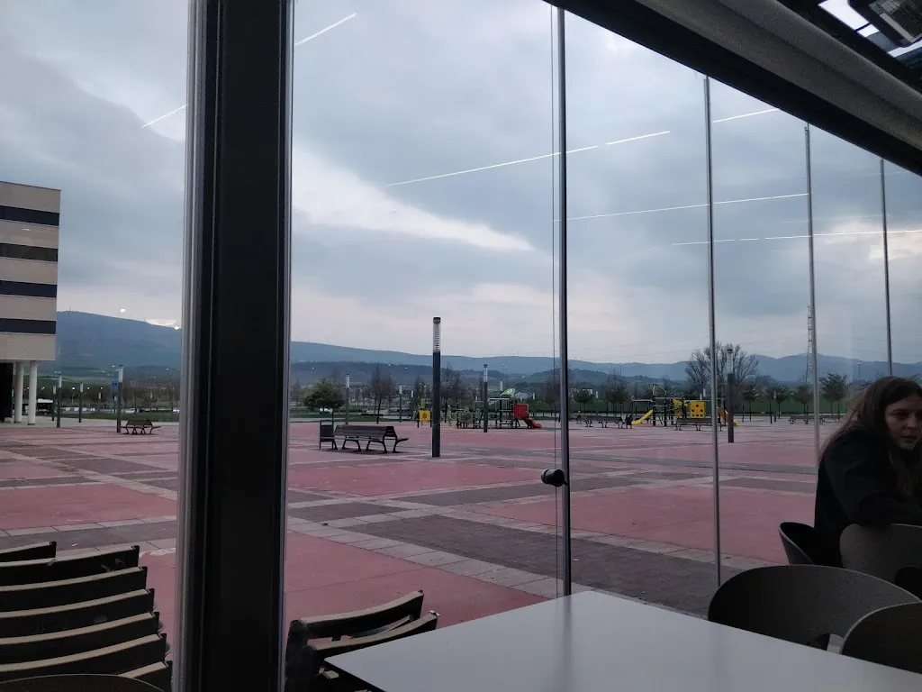 Andre Oliver_Beer bar POUKHAS_Cizur_review