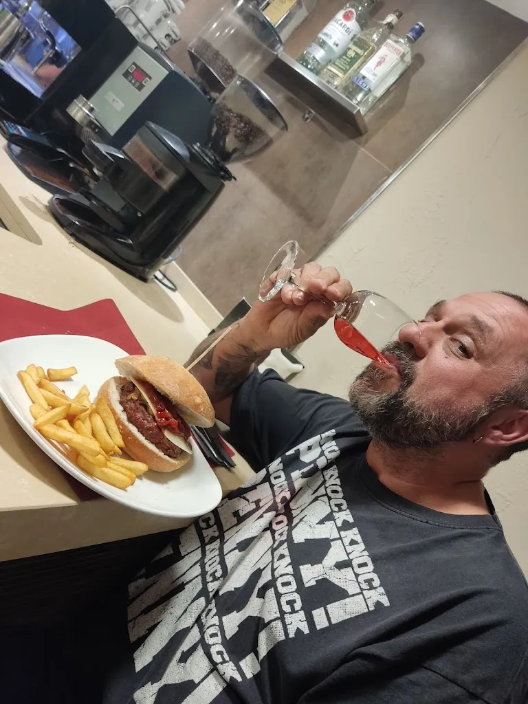 Xavier Mumbrú_BAR SEVILLA_Mendigorría_review