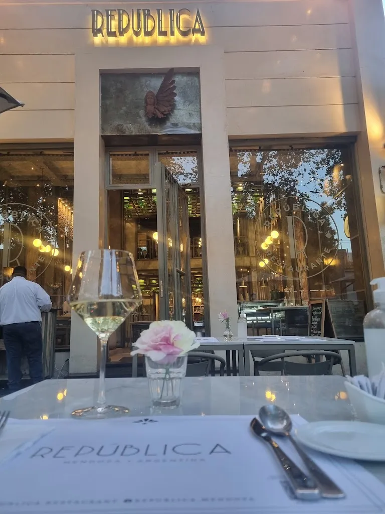 República Bistró Arístides_Mendaza_slider_image_1