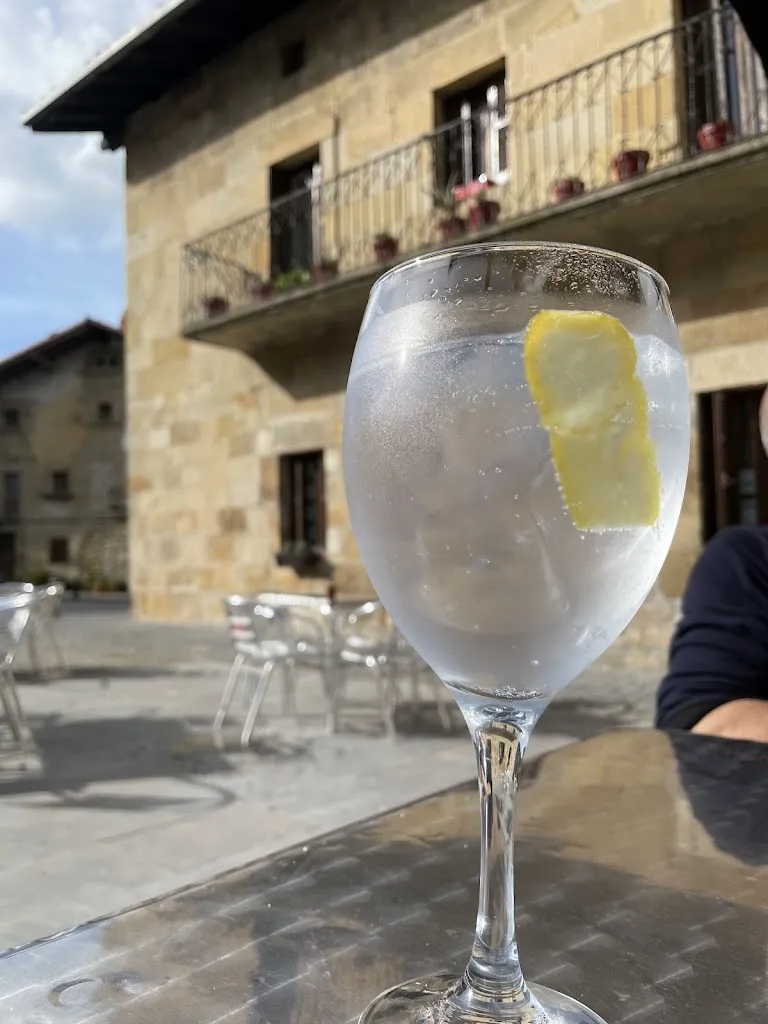 Elisa Larrain_Kaluxa_Urdiain_review