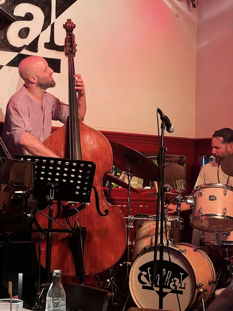 Hnin Yee_Café Central_Sax_review