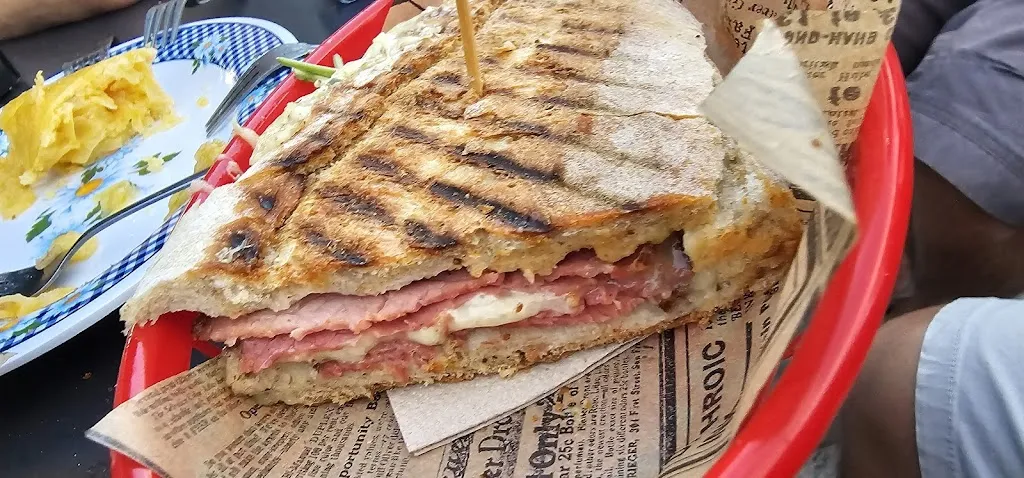 Sergio Delpont_Chiringuito Petín (piscinas)_Petín_review