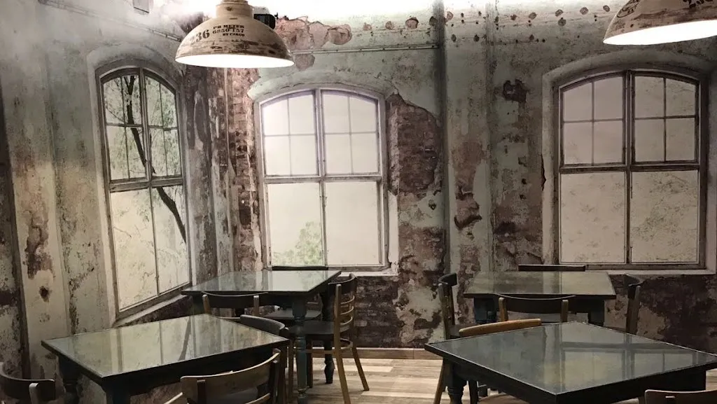 Terrace of Wine and Roses restaurant in Alar del Rey