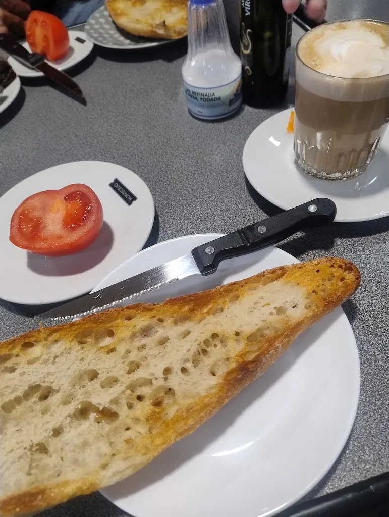 Kühni “Blue Bucket Hat pilgrim”_Bar Torre_Xunqueira de Ambía_review