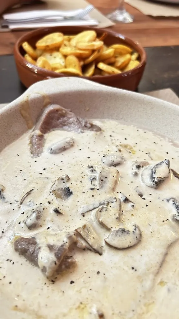 Kathleen Reguindin_Taverna - MercadoNacional_Belmonte de Campos_recensione