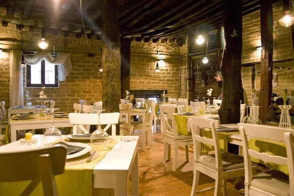 Restaurante la Casa Torcida restaurant in Bustillo de la Vega