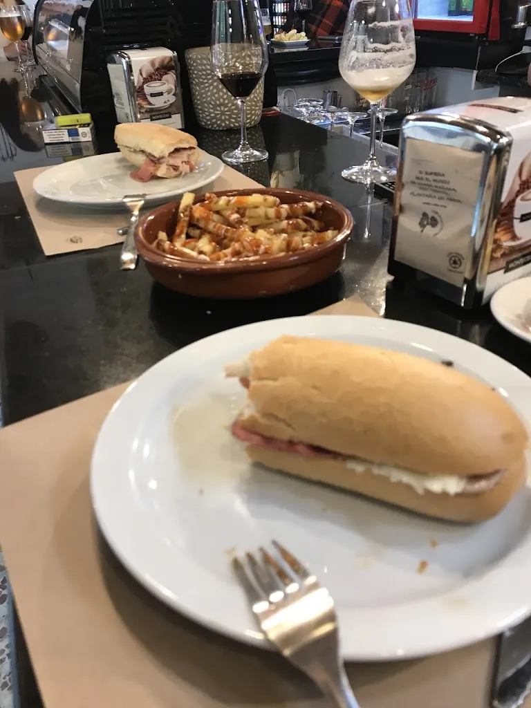 Diego Pérez Márquez_Bar la Vieja Escuela Husillos_Husillos_review