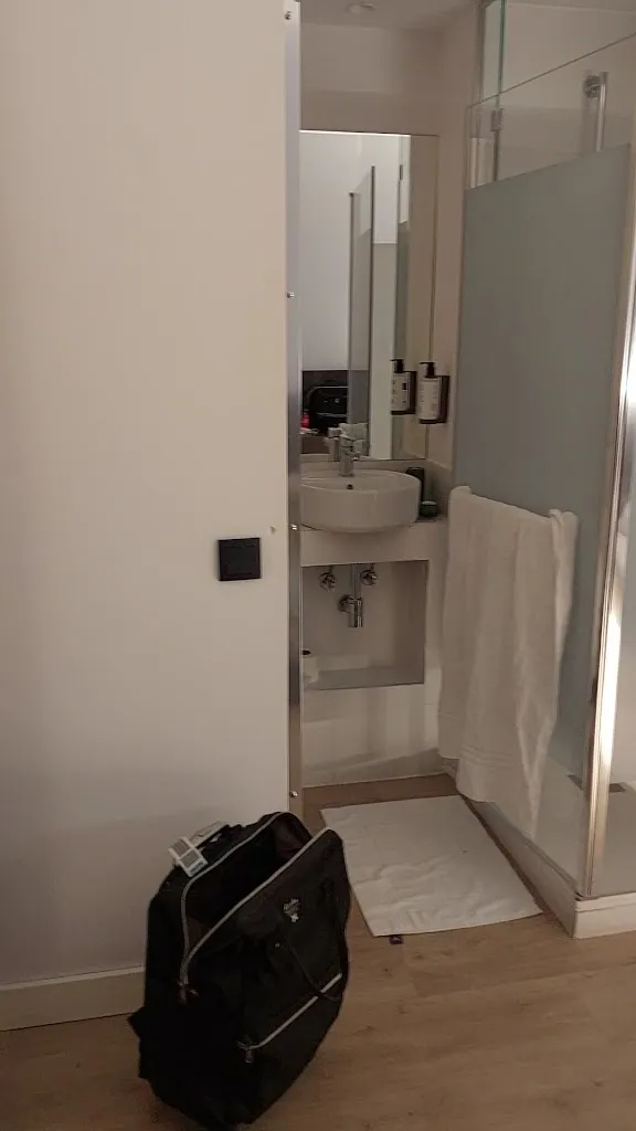 Harel Harel_Hostal Madrid Atocha_San Cebrián de Mudá_review