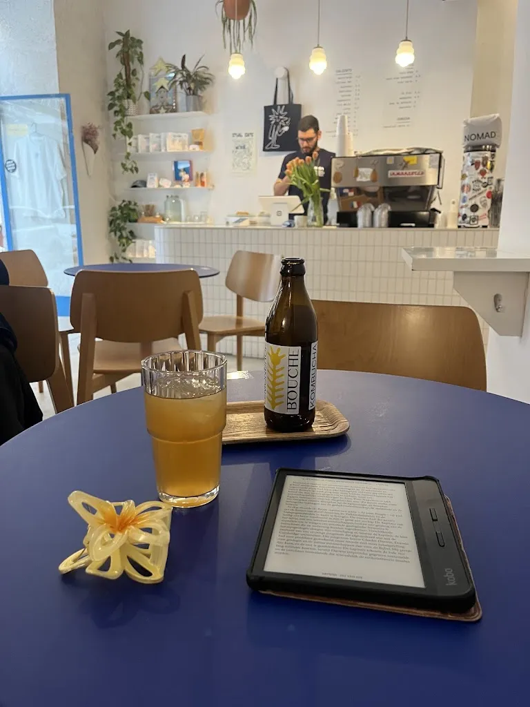 T. Schuurs_Etual Café_Serna La_review