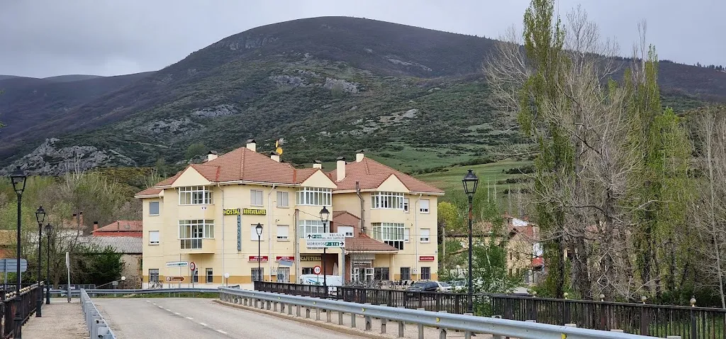 Hostal Restaurante La Montaña restaurant in Triollo