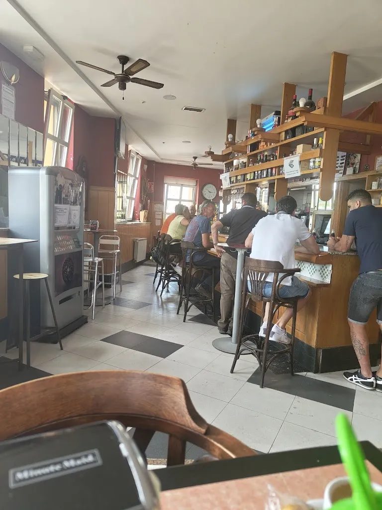 Paul Shaw_Hostal Bar Stop_Velilla del Río Carrión_review