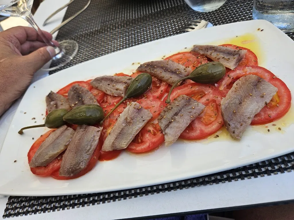 Jeff Rhino Bannister_Dos Chata_Cangas_avis