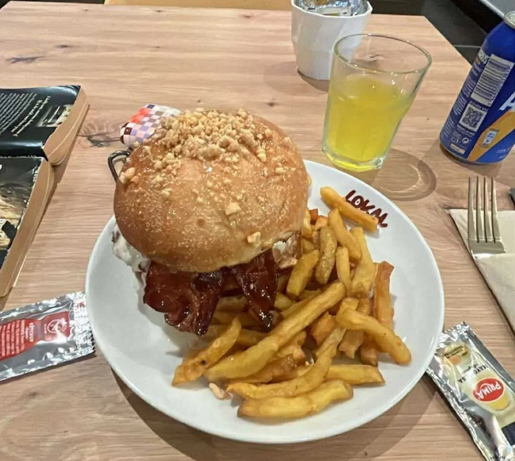 Mia Simpson_La Burger_Caldas de Reis_review